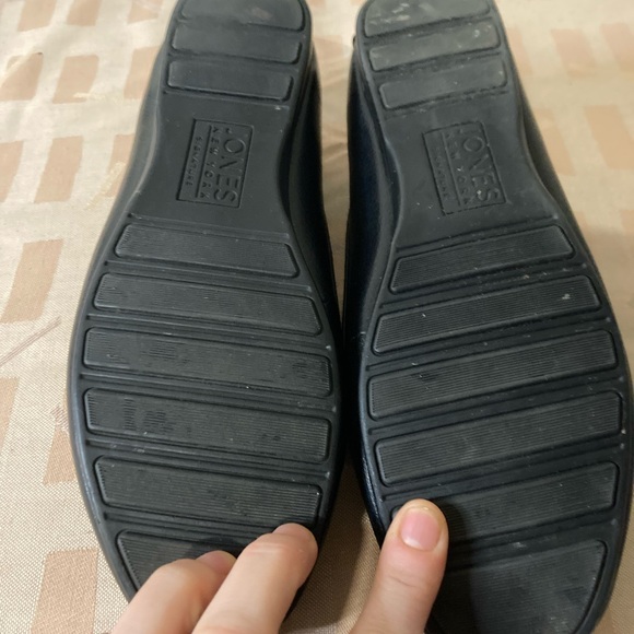 Jones New York Black Leather Loafers with Decorative Vamp - Picture 5 of 6